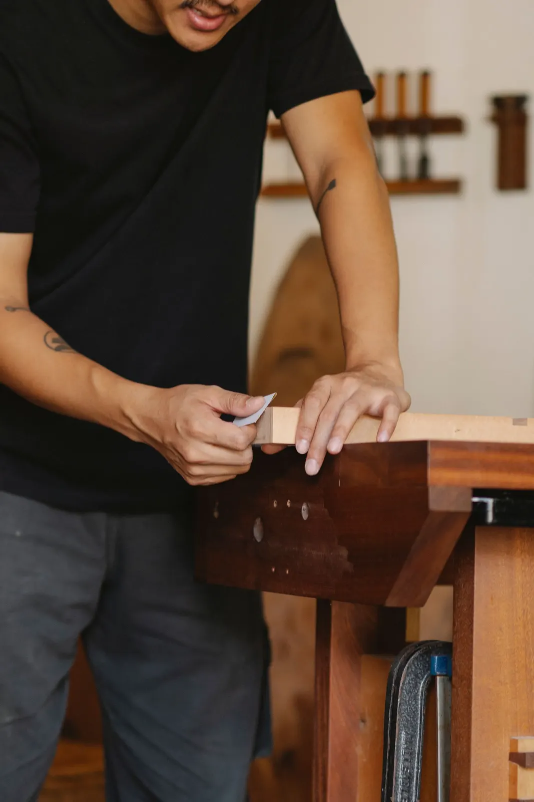 Tischler arbeitet in einer Werkstatt; Branchenmotiv