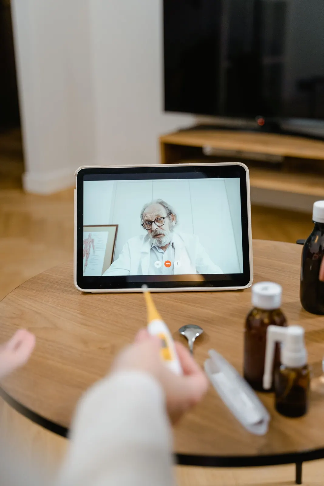 Medizinische Videosprechstunde auf einem Tablet; Branchenmotiv