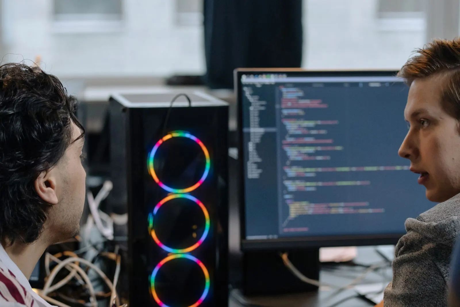 Softwareentwickler besprechen Programmcode; Branchenmotiv